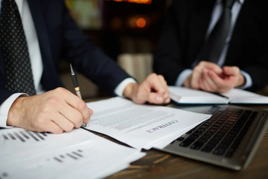 abogado-especialista-reduccion-jornada-en-oviedo abogados con papeles sobre casos de sus clientes